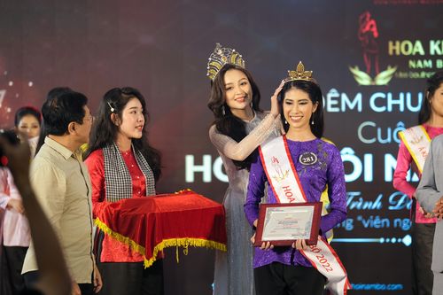 Khoảnh khắc đăng quang Hoa khôi Nam Bộ 2022 của người đẹp Trà Vinh