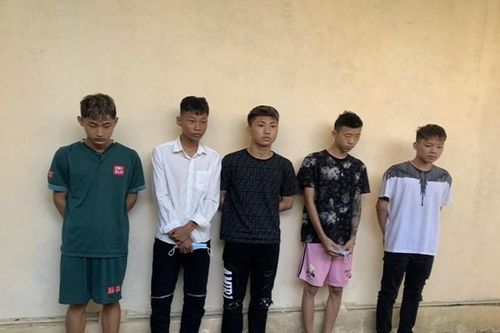 Bắt giữ hai nhóm 'hỗn chiến' đeo khăn quàng đỏ vào tay để nhận diện