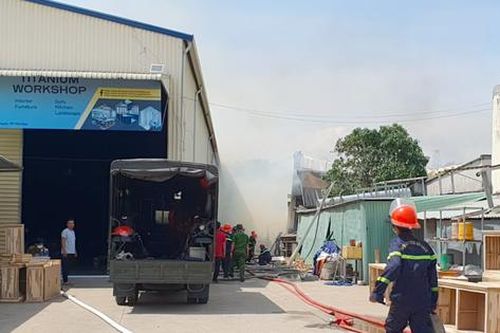 Xưởng gỗ ở TPHCM bất ngờ phát nổ, bốc cháy dữ dội