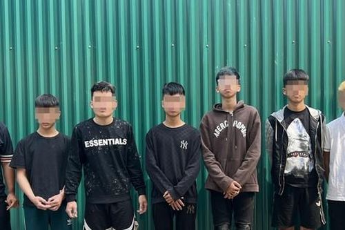 Không tìm được đối thủ, nhóm 'choai' cầm vỏ chai trút giận vào người đi đường