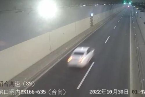 Màn giải cứu tài xế bị mắc kẹt trên ô tô ở vận tốc 126 km/h như trong phim