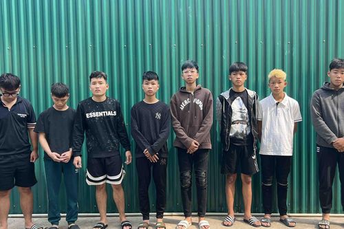 Bắt nhóm cầm hung khí hành hung người đi đường vì cho rằng bị 'nhìn đểu'