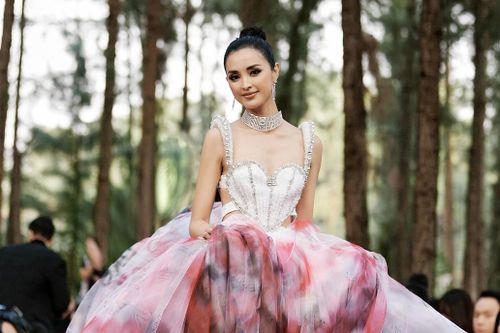 Hoa hậu siêu quốc gia 2013 mặc váy 20kg, catwalk giữ rừng thông