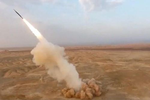 Iran ra mắt hệ thống tên lửa có tầm bắn hơn 300km