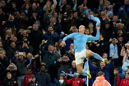 Haaland ghi bàn ở phút bù giờ thứ 5, Man City leo lên ngôi đầu Premier League