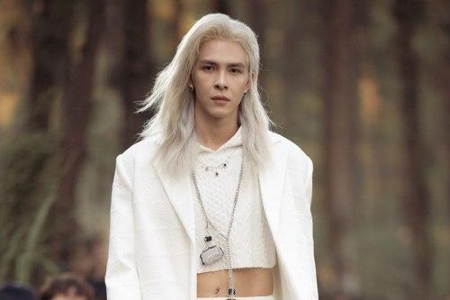 Denis Đặng như hoàng tử khi diễn mở màn cho Vân Anh Scarlet
