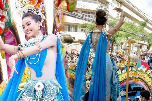 Hàng nghìn người vây kín nhìn ngắm visual nữ thần của Engfa Waraha trong trang phục truyền thống