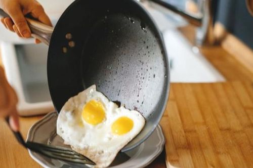 Chảo chống dính dễ giải phóng hàng nghìn hạt vi nhựa khi có dấu hiệu này