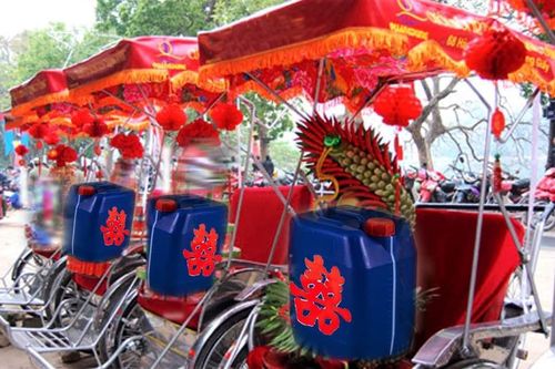 Cưới 'chạy xăng'
