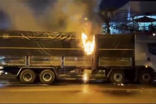 Xe chở phế liệu đang chạy bất ngờ bốc cháy
