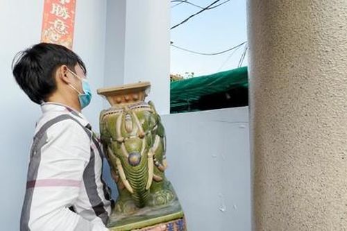 Kẻ có 3 tiền án đột nhập nhà dân trộm cặp gốm sứ hình voi