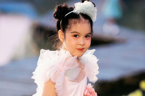 Con gái MC Diễm Quỳnh tự tin sải bước trên sàn catwalk