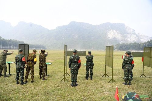 Phó tư lệnh Lục quân các nước ASEAN trổ tài bắn súng