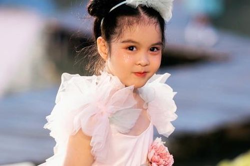 Con gái út nhà MC Diễm Quỳnh tự tin tại Destination Runway Fashion Week
