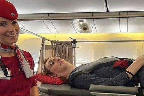 Hãng hàng không bỏ 6 ghế phục vụ người phụ nữ cao nhất thế giới