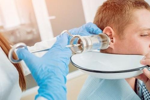Dùng oxy già để loại bỏ ráy tai có an toàn không?
