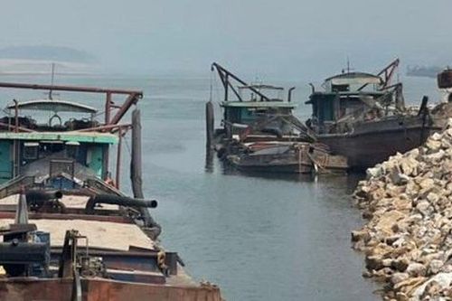 Bắt nhóm khai thác cát trái phép trên sông Đà, Ba Vì, Hà Nội