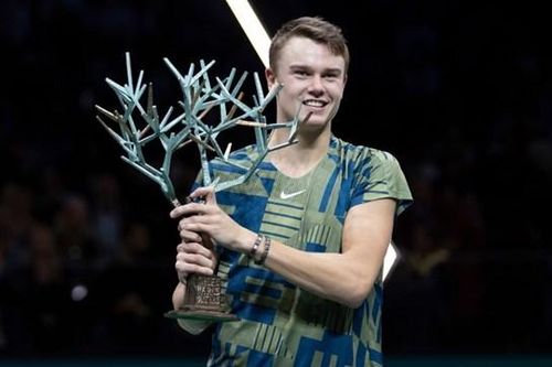 Tay vợt 19 tuổi lội ngược dòng đánh bại Djokovic