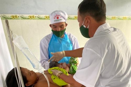 2 quân nhân đỡ đẻ thành công cho sản phụ bị vỡ nước ối