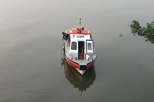 Cảnh sát lặn sông Sài Gòn tìm nam thanh niên mất tích