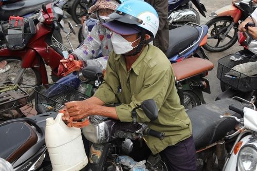 Bộ Công Thương: Không cấm người dân mua xăng bằng can và chai