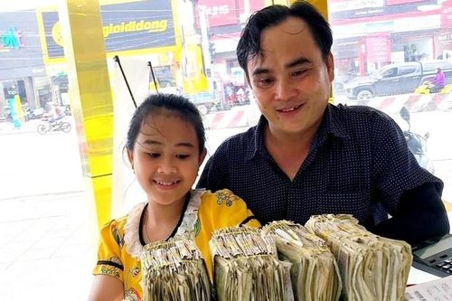 Hai bé ở Long An đập heo, mang 7 kg tiền mặt đi mua vàng tặng bố