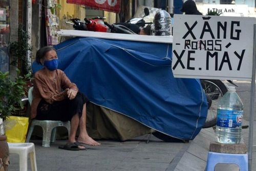 Hà Nội hỏa tốc yêu cầu xử lý tình trạng bán xăng qua chai, can