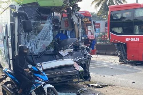 Hai xe khách tông nhau lúc rạng sáng, nhiều hành khách hoảng loạn