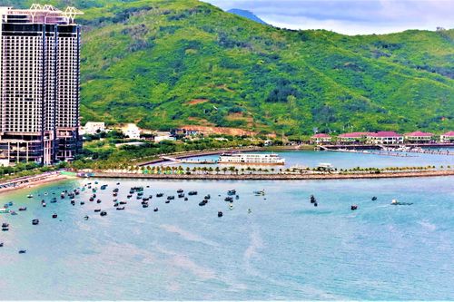 TP Nha Trang (Khánh Hòa): Đề nghị kiểm tra, xử lý việc doanh nghiệp tự ý giăng phao nổi trên vịnh Nha Trang