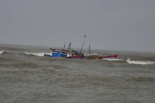 Sóng lớn nhấn chìm tàu cá, 2 ngư dân mất tích