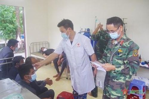 Đảo Sơn Ca tiếp nhận ngư dân gặp nạn do lật tàu