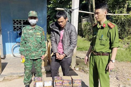 Lật tẩy chiêu trò của 'cửu vạn' pháo lậu