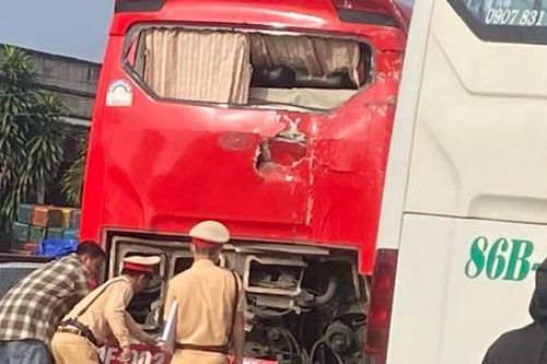 Va chạm giữa 2 xe khách trên Quốc lộ 1, giao thông ùn tắc nhiều cây số
