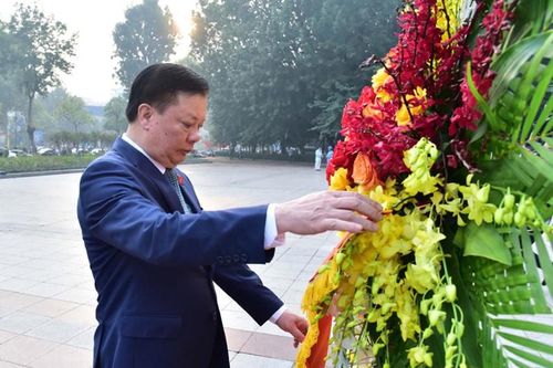 Bí thư Thành ủy Hà Nội Đinh Tiến Dũng dâng hoa tại Tượng đài V.I.Lênin