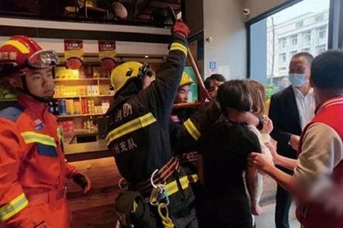 Chơi trò sinh tử khi ăn nhậu, gái xinh khóc thét nhờ cứu hỏa