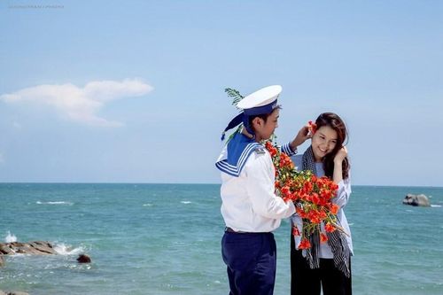 Ở hai đầu ngọn sóng