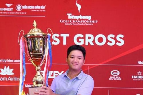 Chàng trai chỉ thích 'nói chuyện' trên sân golf