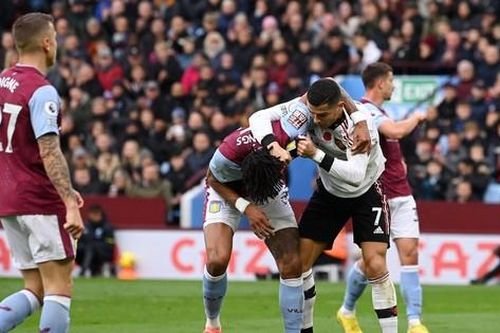 Vật đối thủ như đấu võ MMA, Ronaldo vẫn thoát thẻ đỏ khó tin