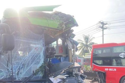 Xe giường nằm vỡ toác đầu sau cú tông kinh hoàng, hàng chục khách la hét hoảng loạn