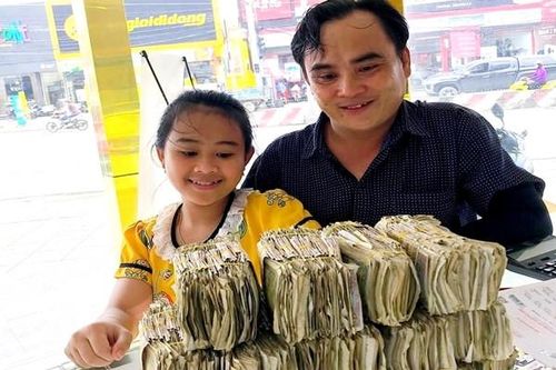 Hai bé ở Long An 'đập heo', mang 7kg tiền mặt đi mua vàng tặng bố