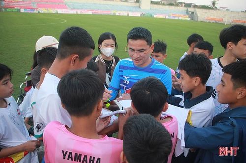 Thầy trò HLV Kiatisuk 'mỏi tay' ký lưu niệm trong buổi tập làm quen sân Hà Tĩnh