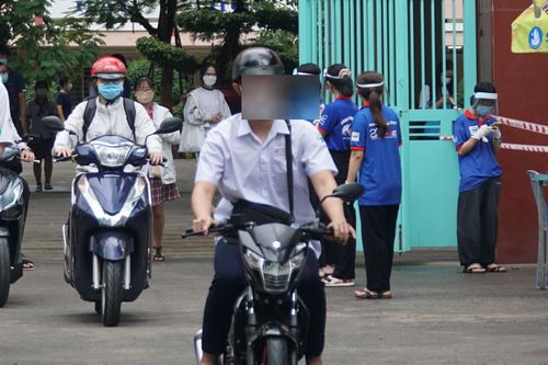 Gặp tai nạn khi cho trẻ tự điều khiển xe máy, xe đạp điện tham gia giao thông