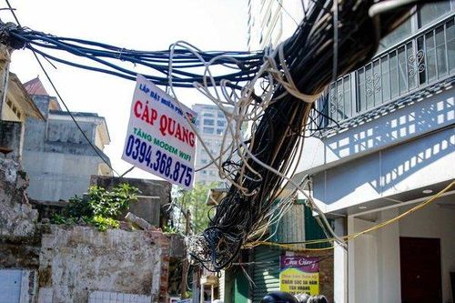 'Mạng nhện' chằng chịt, treo lơ lửng trên đầu người dân