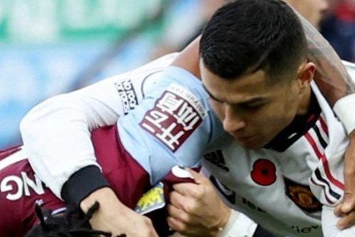 Ronaldo vật nhau với hậu vệ Aston Villa như trong WWE