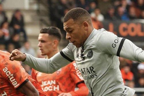 Mbappe bỏ vào đường hầm như Ronaldo khi bị thay sớm