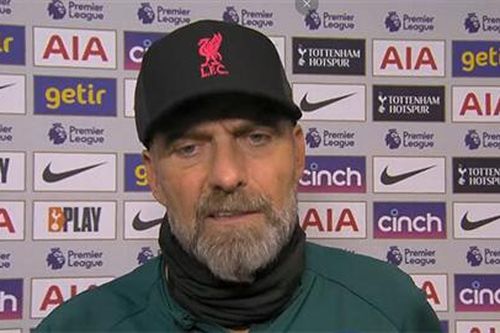 Klopp phản ứng 'bất bình thường' khi Salah lập cú đúp