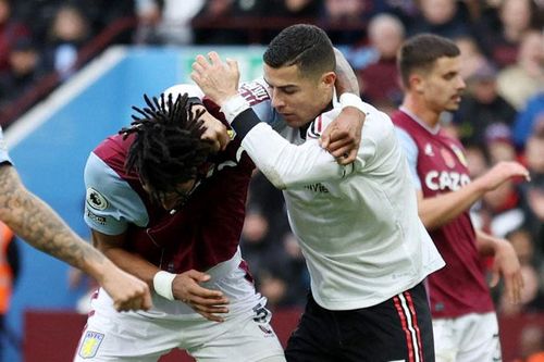 Ronaldo và hậu vệ Aston Villa vật nhau như tại UFC