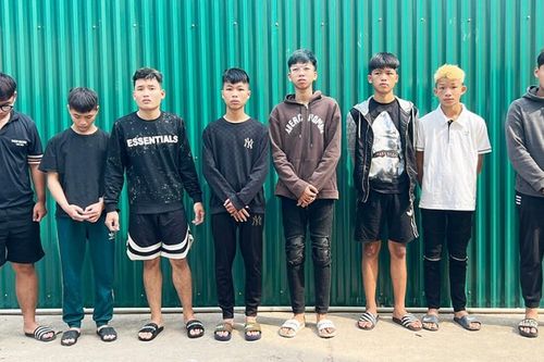 Nhóm thanh niên tấn công hàng loạt người đi đường do thấy 'ngứa mắt'