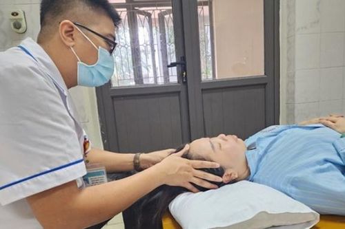 Chỉ đi từ bếp tới phòng khách, cô gái bỗng dưng bị méo mồm, liệt mặt