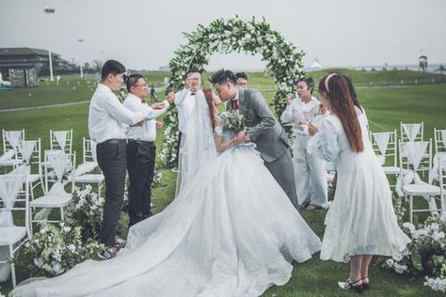 Đám cưới tinh tế trên bãi cỏ và lời mách nhỏ hữu hiệu của cô dâu khi hôn lễ kết thúc